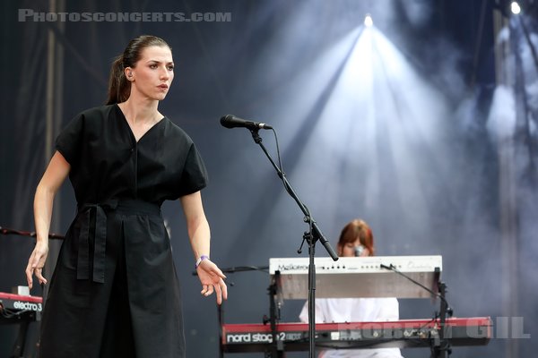 ALDOUS HARDING - 2022-08-26 - SAINT CLOUD - Domaine National - Grande Scene - Hannah Sian Topp